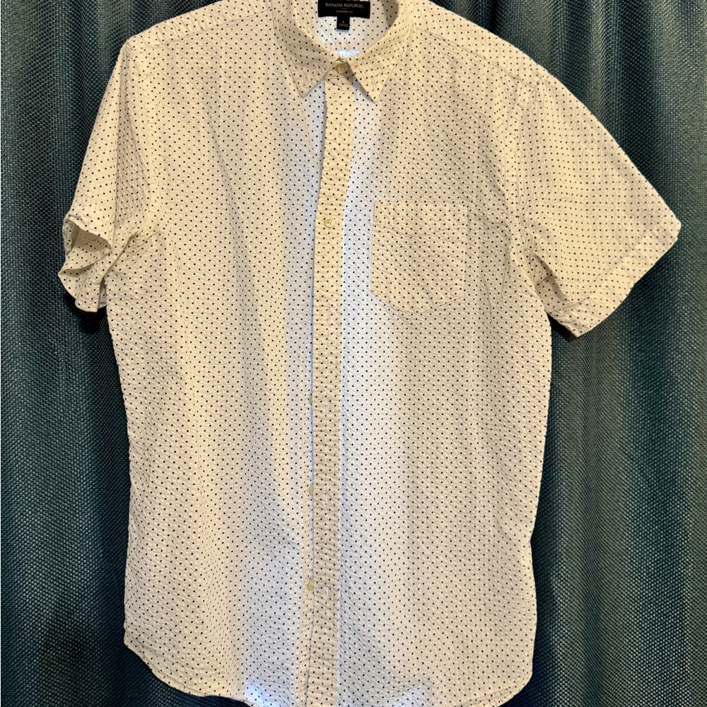 Men’s Banana Republic white with black dots seersucker shirt